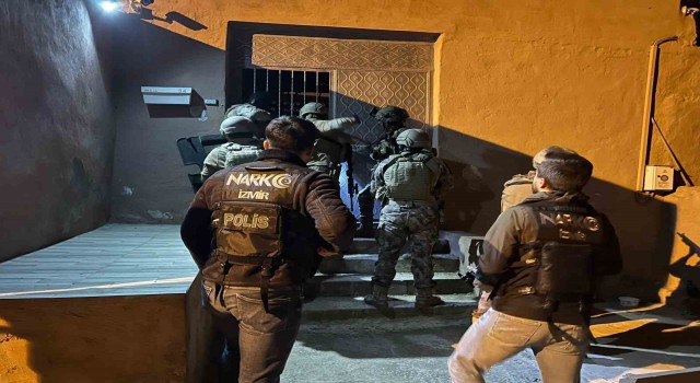 İzmirde ünlü gece kulübüne uyuşturucu baskını: 3ü polis 24 gözaltı