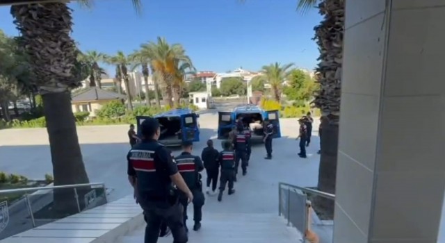 İzmirde yakalanan 17 göçmen kaçakçılığı organizatörü tutuklandı