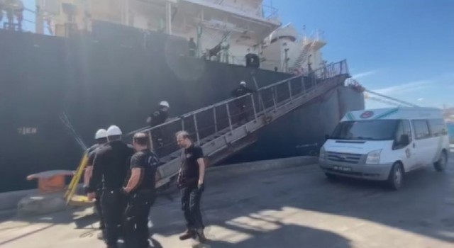 İzmirde yük gemisine operasyon: 40 ton kaçak akaryakıt ele geçirildi