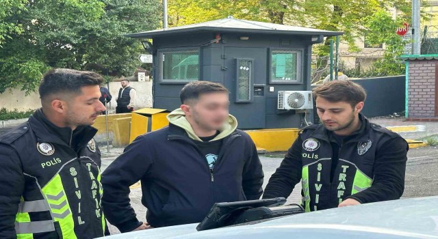 Kadıköyde motosikleti yayaların üzerine sürerek dalga geçen sürücü yakalandı