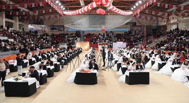 Kahramanmaraş'ta 100 Çiftin Toplu Nikâh ve Düğün Töreni Gerçekleştirildi