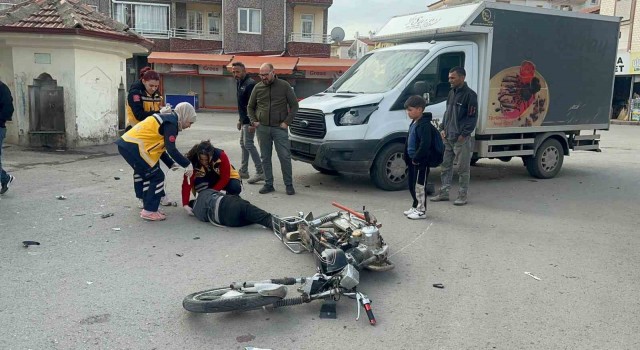 Kamyonet ile motosiklet çarpıştı: 2 yaralı
