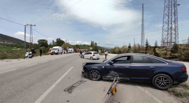 Karabükte iki otomobil çarpıştı: 3 yaralı