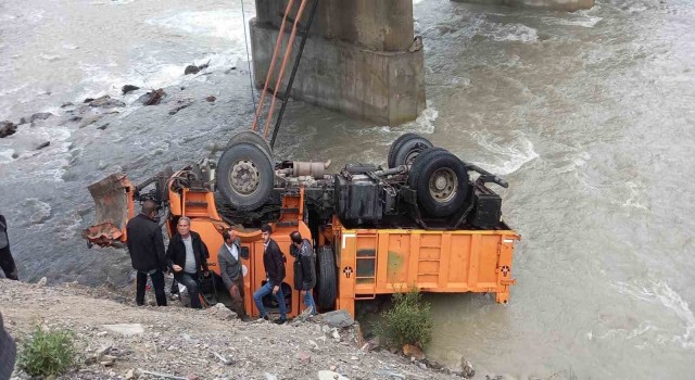 Karayollarının iş makinesi Zap Suyuna yuvarlandı: 3 yaralı