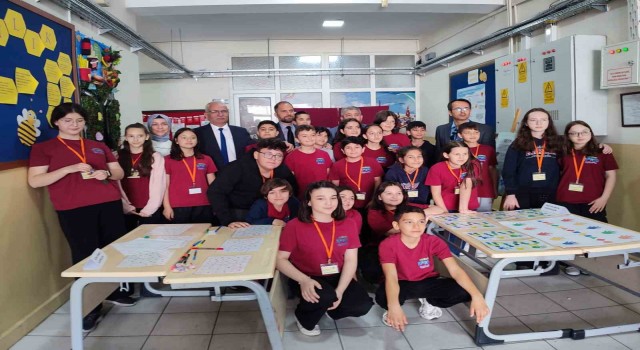 Karesi Ortaokulunda Görsel Sanatlar sergisi açıldı