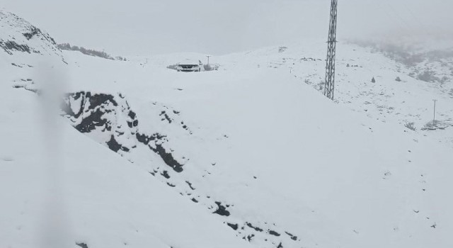 Karlıovanın yüksek kesimleri beyaza büründü