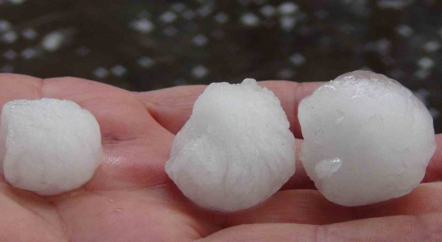 Karsı ceviz büyüklüğünde dolu vurdu