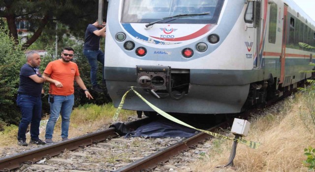 Karşı geçmek isteyen yaşlı kadın trenin altında kaldı