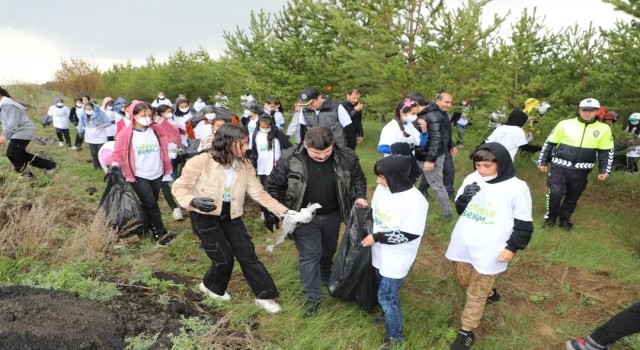 Karsta hatıra ormanındaki çöpler toplandı