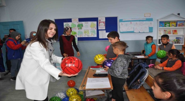 Karsta hayırsever iş kadınından öğrencilere destek