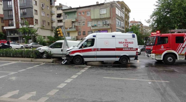 Kartalda ambulans ile hafif ticari araç çarpıştı: 4 yaralı