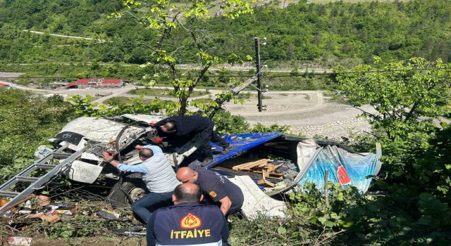 Kastamonuda meşrubat yüklü kamyon tarlaya devrildi: 2 yaralı