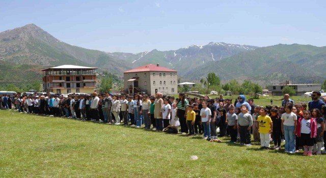 Kato Dağı eteklerinde yüzlerce öğrenci uçurtma uçurdu