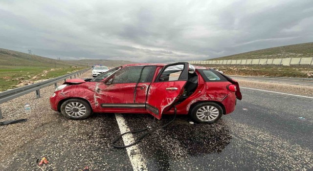 Kayganlaşan yolda karşı şeride geçip takla attı: 3 yaralı