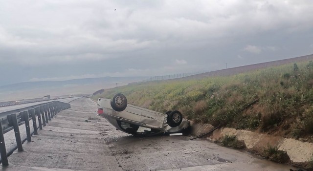 Kayganlaşan yolda otomobil takla attı: 1 yaralı