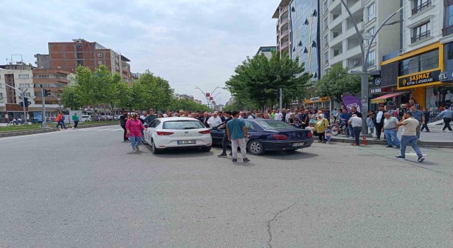 Kazaya karışan kadın çevredekilere hakaret edip trafik dersi verdi