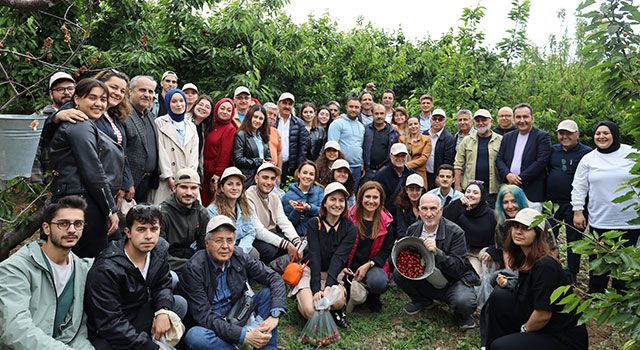 İzmir'de gençler Kiraz hasat şenliğine enerji kattı