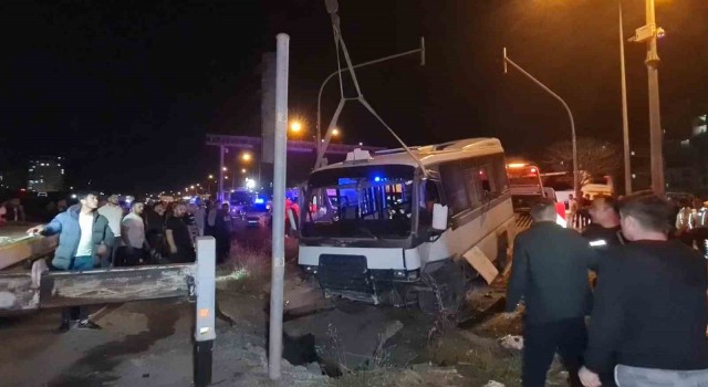 Kırıkkalede feci kaza... Yolcu minibüsü ile otomobil çarpıştı: 22 yaralı