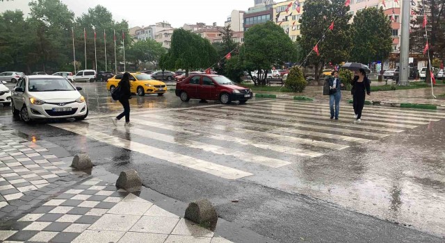 Kırklarelide sağanak yağış etkili oluyor