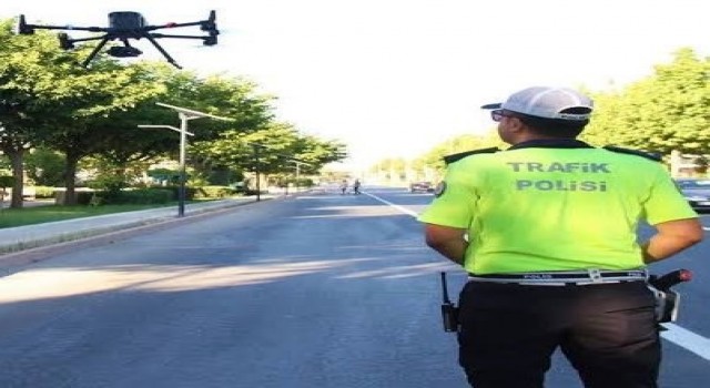 Kırmızı ışıktan kurtuldular drondan kaçamadılar