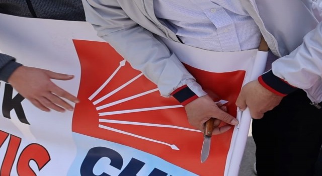 Kırşehirde 1 Mayıs kutlamalarında pankartlardaki sopalar söküldü