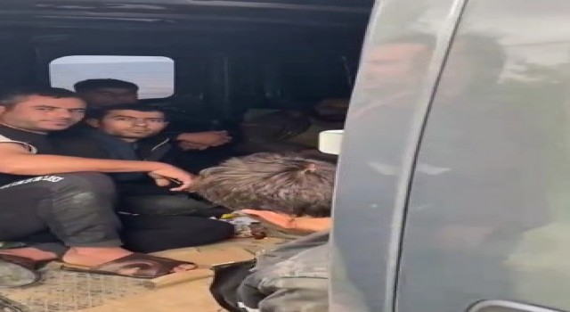 Kırşehirde 2 araçta 3 organizatör ve 23 Suriyeli düzensiz göçmen yakalandı