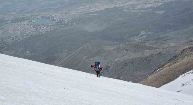 Kırşehirli dağcılardan 3177 rakımlı volkan kraterinde kamp