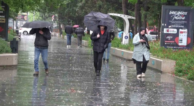 Kocaelide rüzgar denizi taşırdı, yağmur trafiği felç etti