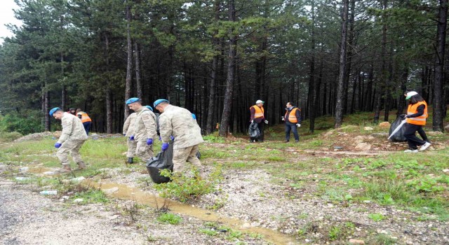 Komandolar ormanları yangınlardan korumak için atıkları topladı