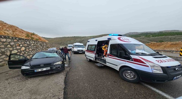 Kontrolden çıkan araç istinat duvarına çarptı: 4 yaralı