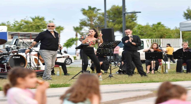 Konyaaltında Gün Batımı Akustik Konseri vatandaşlara unutulmaz anlar yaşattı