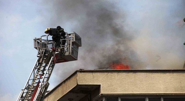 Konyada apartmanın çatısında yangın paniği