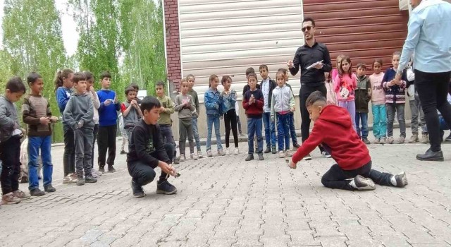 Köy çocukları kendi yaptıkları topaçlarla yarıştı