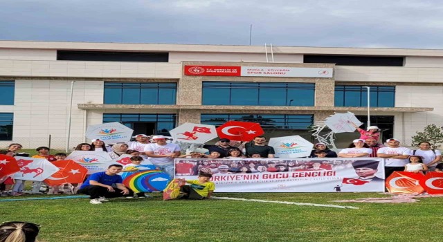 Köyceğizde uçurtmalar neşeyle uçuruldu