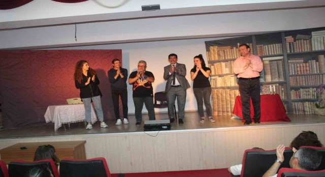 Köyceğizli öğrencilere yönelik Pembe Aslında Siyahtır adlı tiyatro oyunu sergilendi