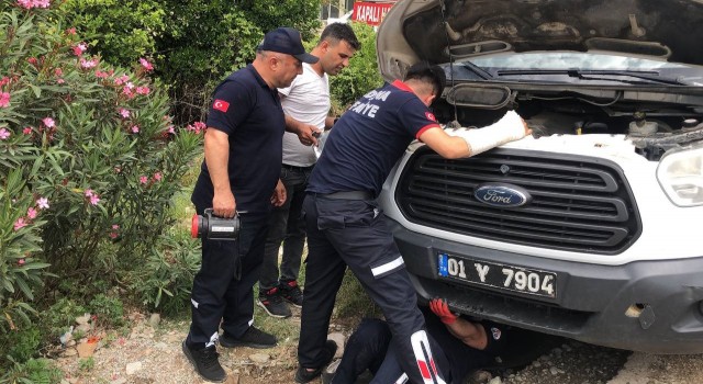 Kozanda aracın motoruna giren kediyi CANKUR ekipleri kurtardı