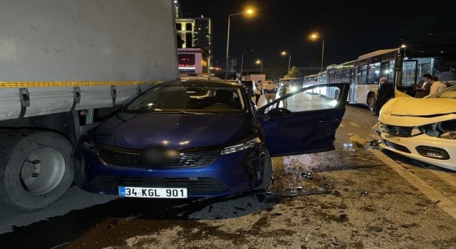 Küçükçekmecede 3 araçlı zincirleme trafik kazası: 2 yaralı