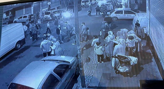 Küçükçekmecede 6 kişilik grup arasında kalıp önce darp edildi sonra bıçaklandı