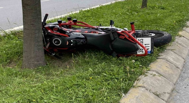 Küçükçekmecede korkunç kaza, ağaca çarpan motosiklet sürücüsü feci şekilde can verdi