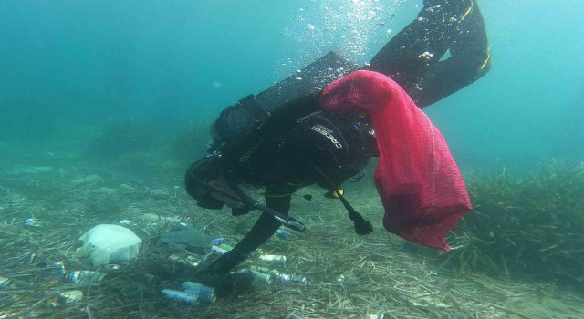 Kumbahçe sahilinde deniz dibi temizliği yapıldı