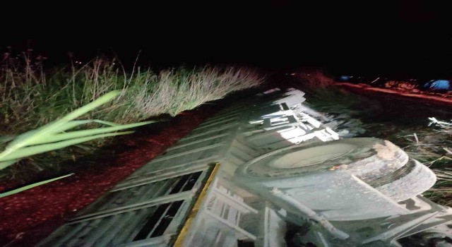 Kumluda soğan yüklü tır devrildi