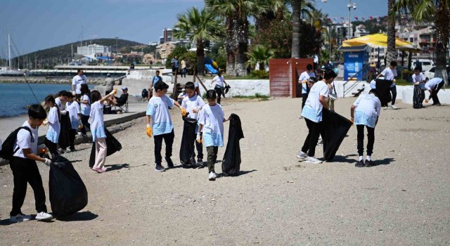 Kuşadasında çevre dostu öğrenciler kıyı temizliği yaptı