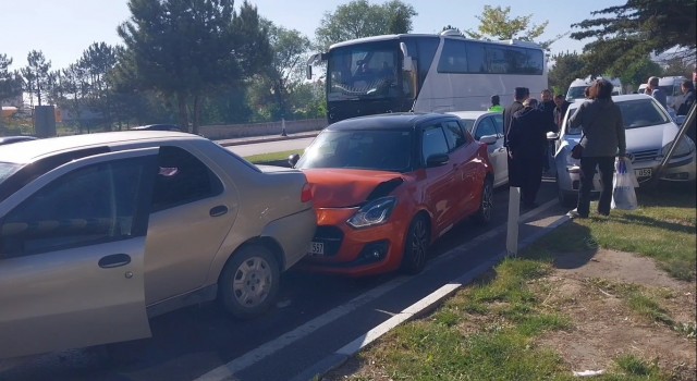 Kütahyada 9 aracın karıştığı zincirleme trafik kazası: 1 yaralı