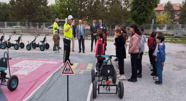 Kütahyada öğrencilere uygulamalı ve teorik trafik eğitimi