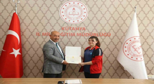 Kütahyada Şiddetsiz Toplum temalı ortaokullar arası resim yarışması ödül töreni