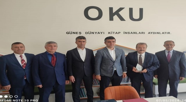 Kütahyalı emekli kütüphaneci Aktürkten Afyondaki ilkokul kütüphanesine kitap bağışı