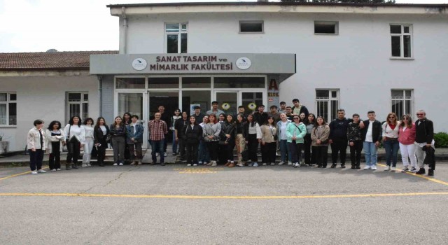 Lise öğrencileri Düzce Üniversitesi Sanat Tasarım ve Mimarlık Fakültesini gezdi