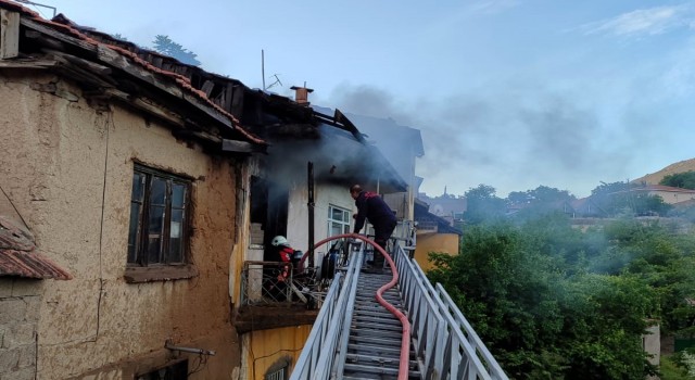 Malatyada ev yangını, 2 kişi dumandan etkilendi