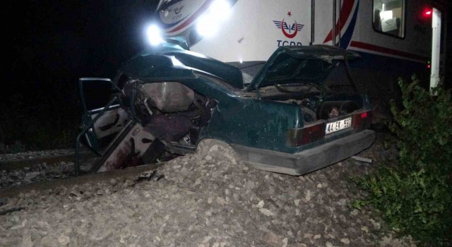 Malatyada feci kaza: Trenin altında kalan otomobilin sürücüsü hayatını kaybetti