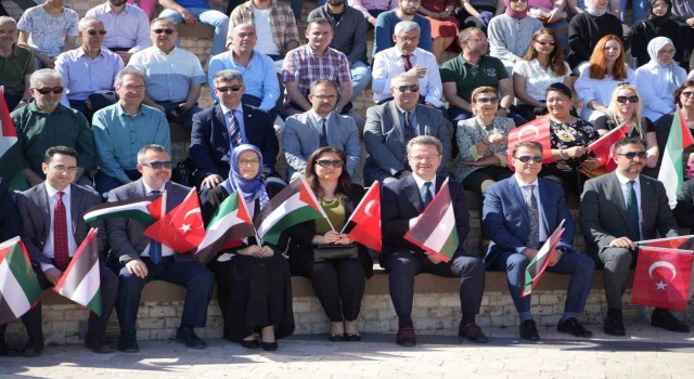 Manisa CBÜden Filistin için haykıran Amerikalı öğrencilere destek